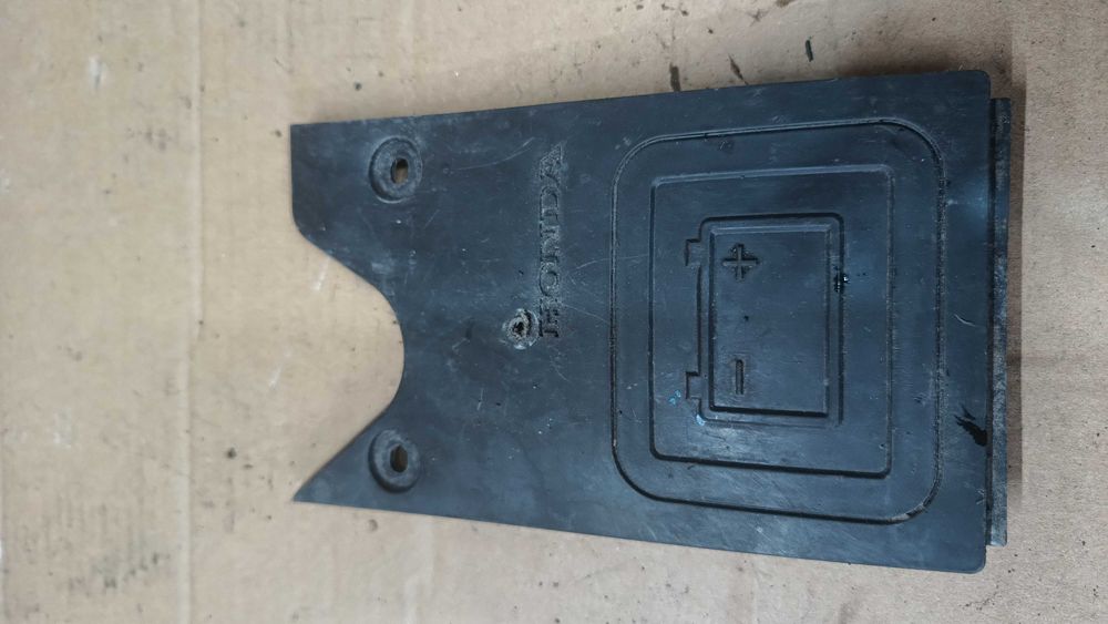 Крышка акумулятора Honda Dio 34