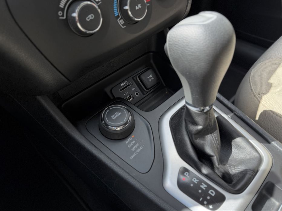 JEEP CHEROKEE 2016 року, 2.4 бензин, автомат, повний привід.