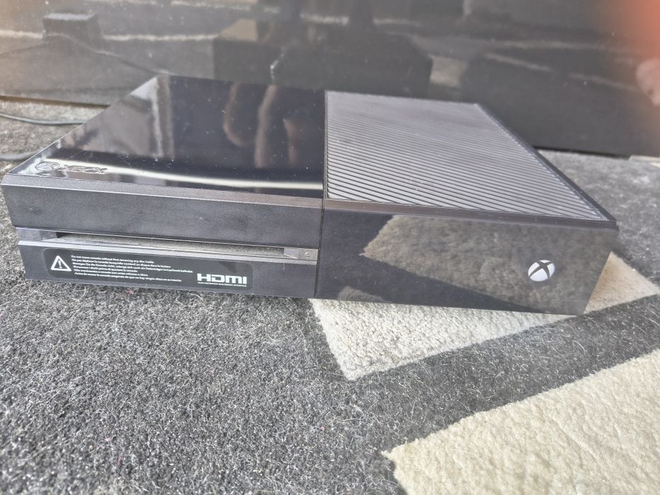 Xbox one z padem i zasilaczem gotowe do grania