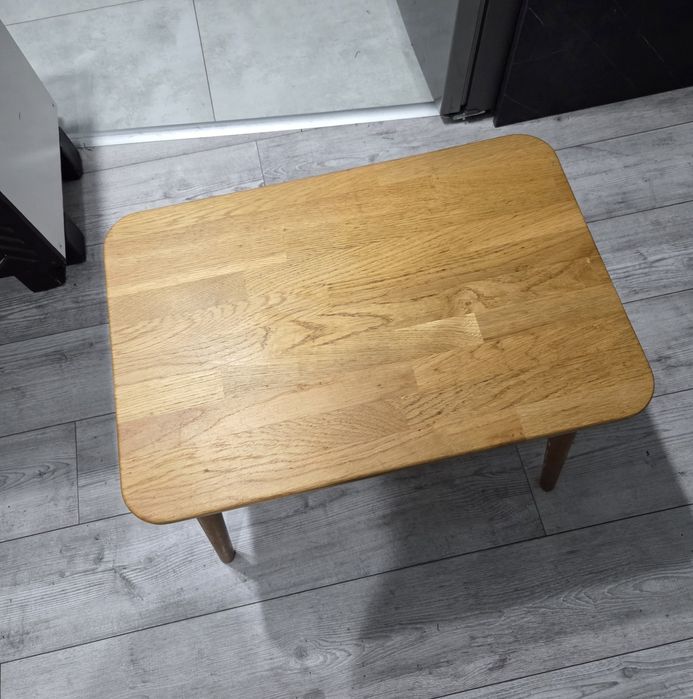 Drewniany stolik dziecięcy