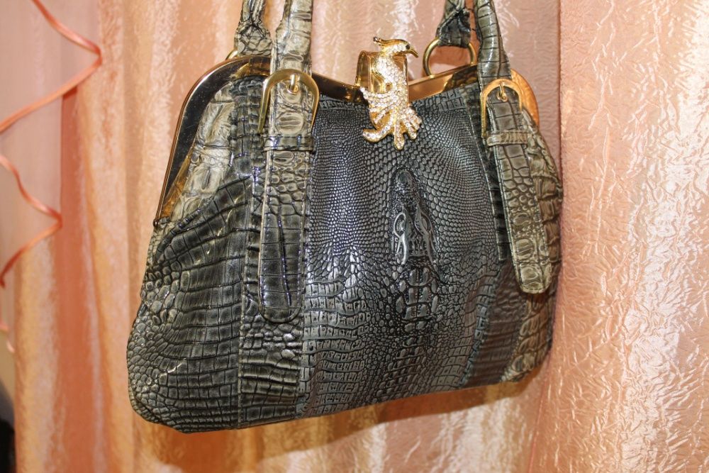 Эксклюзивная сумка с имитацией под крокодиловую кожу.