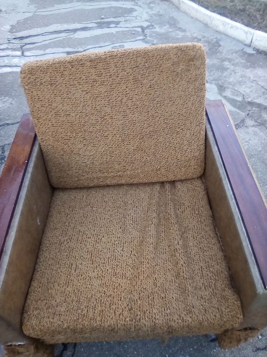 Продаються б/у 2 крісла, письмовий та гостинний стіл