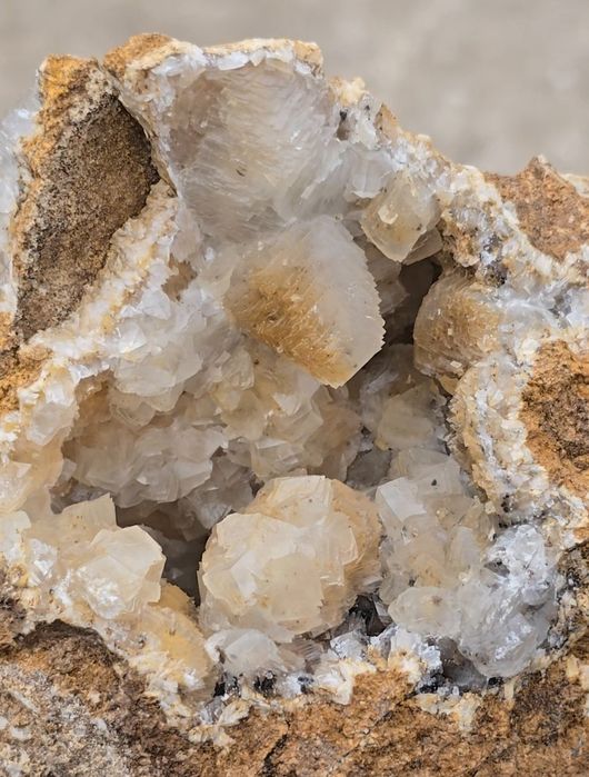 Kalcyt, piękne kryształy, okaz dwustronny. Siewierz. Naturalny minerał.
