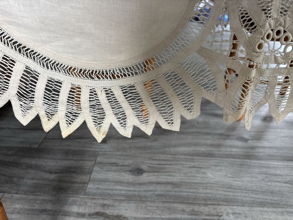 Toalha de mesa em linho com bordado manual e renda Bruxelas