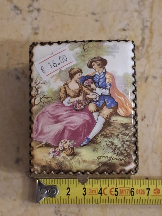 Caixa antiga guarda jóias com espelho