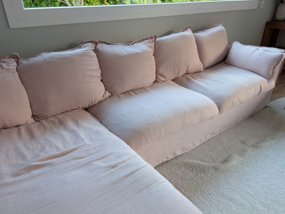 Sofá de linho com chaise longue