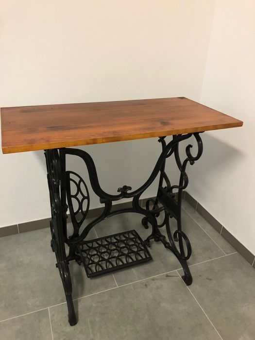 Stolik z nogami z maszyny do szycia