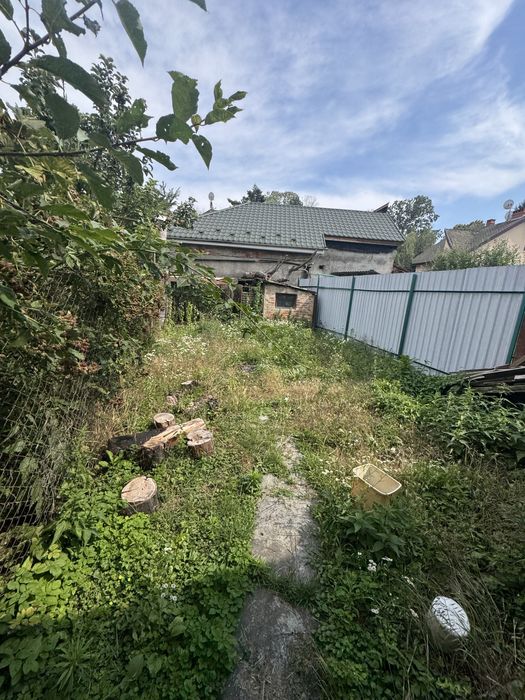 Продаж: частини будинку   з гаражем у центрі Ужгорода терміново