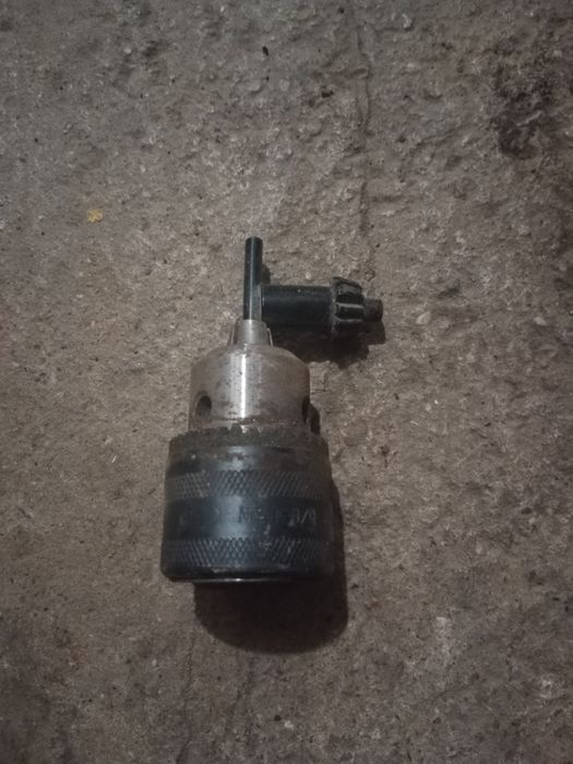 Uchwyt wiertarski z czasów PRL.