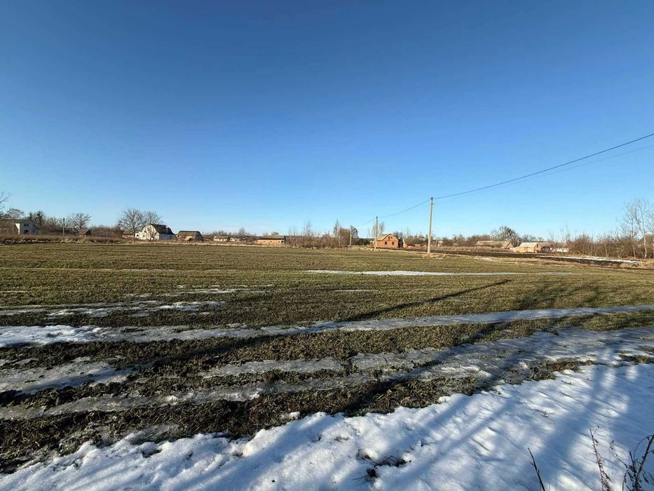 Продам ділянку в смт Літин .Рівна під житлову забудовуПоруч світло газ