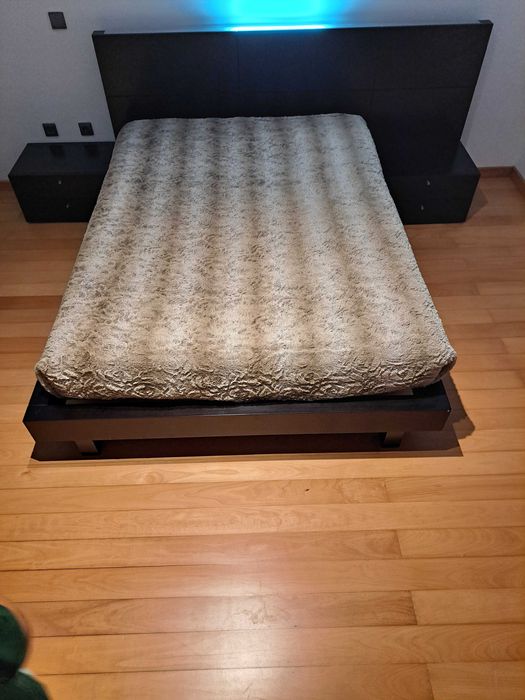 Cama em madeira wengue(sem mesinhas)