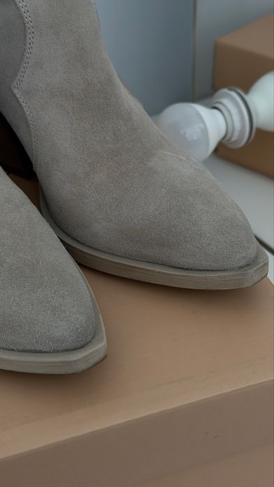 Короткі замшеві ковбойки estro