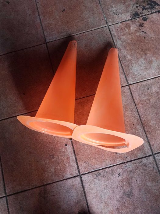 Cones laranja sinalização