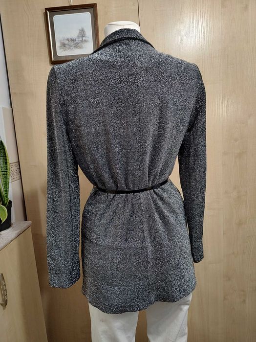 Imprezowa błyszcząca srebrna miękka marynarka narzutka z kieszeniami