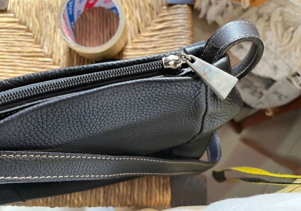 Mala de ombro preta em pele marca espanhola 
Medidas : 32 x 21 x 8 cms