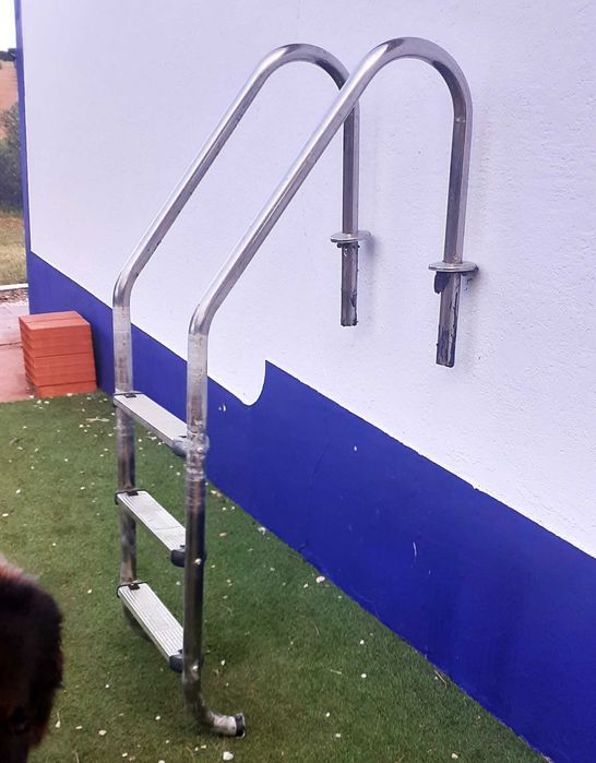 Escada de piscina inox em muito bom estado.
