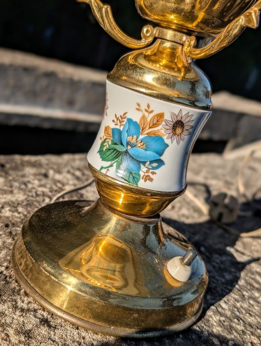 Urocza Lampka Nocna w Stylu Retro z Kwiatowym Motywem