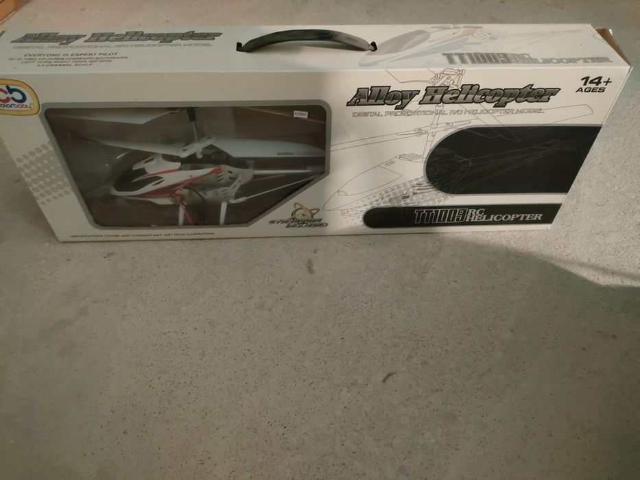 Remote-Controlled Helicopter64409131888643121
