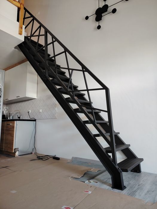 Schody metalowe industrialne schody z blachy barierka