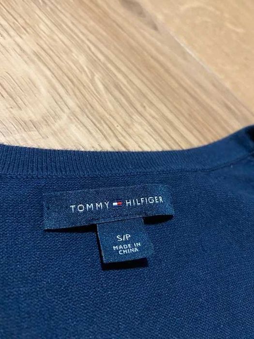 Ładny sweter damski w serek Tommy Hilfiger S Logo haft