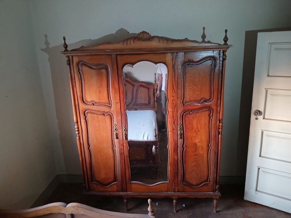 Guarda fatos vintage. Roupeiro de madeira