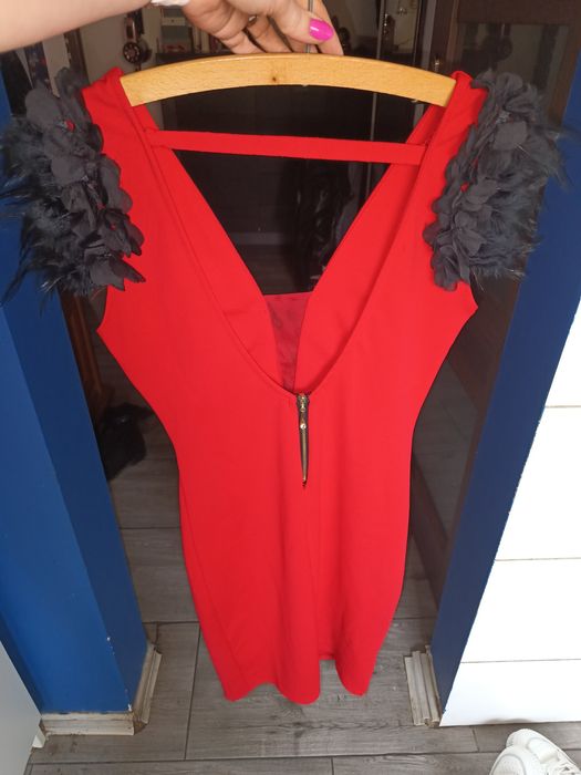 Czerwona sukienka z piórami S