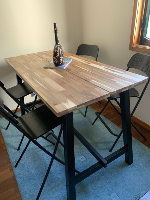 Mesa de jantar alta com 4 cadeiras