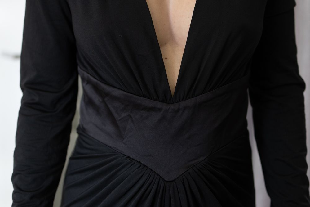 Vestido longo Lynn com decote em VI mangas compridas e fenda.
L/40/