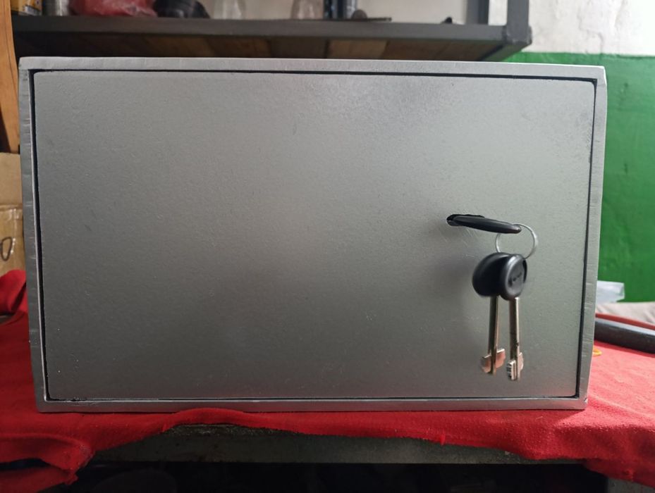 Продам великий сейф,метал 8 мм,вага 28 кг
