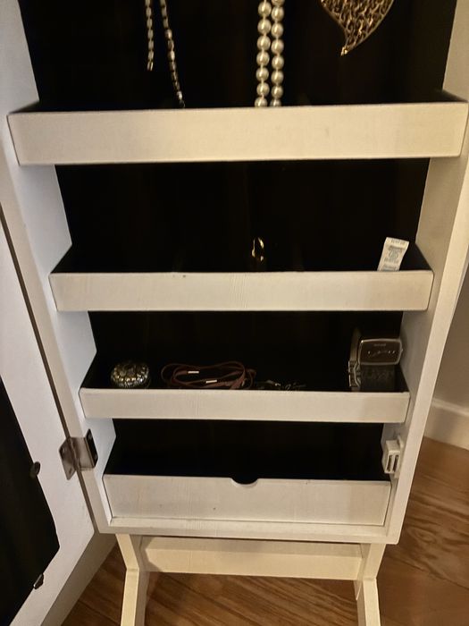 Espelho guarda joias vertical