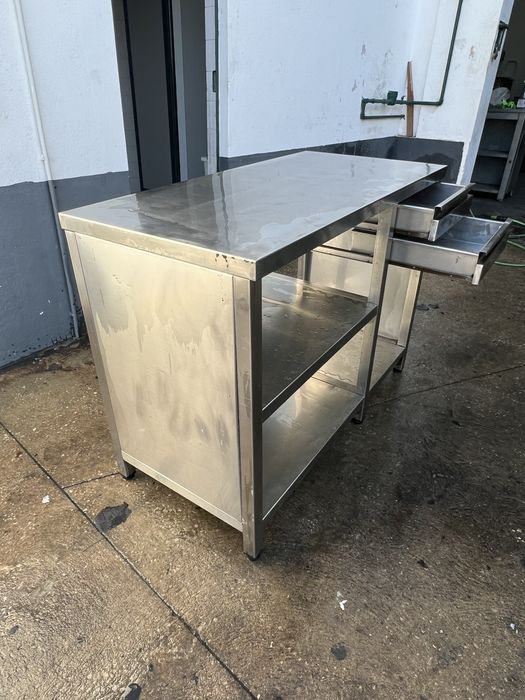 Bancada de inox com gavetas