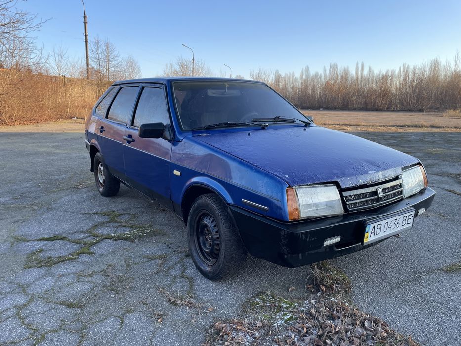 БЕЗ АКБ. Ваз 2109 газ/бенз ( газ вписаний в техпаспорт) , зимова гума слабенька ! Мотор не димить 1.5, коробка 5-ти ступка. По кузову є нюанси потрібно займатись(варити) ,але авто на ходу!
Можливий продаж поагрегатно  двигун 200$ з навесним ,коробка 5000 грн.
Все інше по телефону! 
Продаж по ТП!