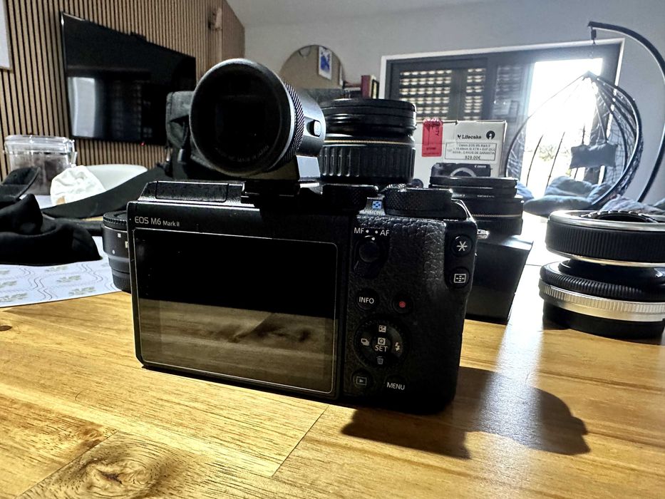 Canon EOS M6 Mark II + lentes Canon + multiplos acessorios na caixa