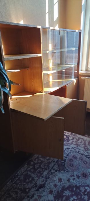 Przeszklone szafki z barkiem