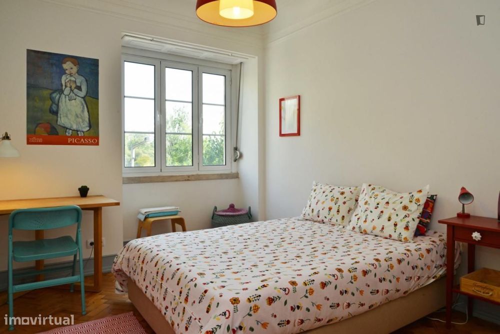 Quarto - localizado em Restelo Lisbon