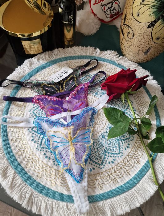 Seksowne koronkowe stringi damskie motylek.