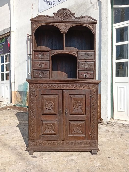 Móvel rústico em madeira