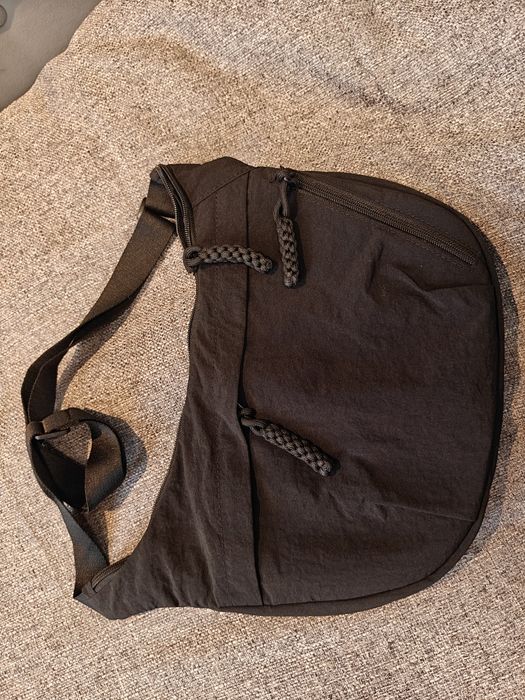 Torba na ramię  w kolorze czarnym.