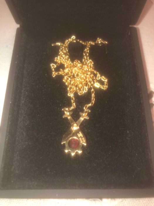 Pendente de ouro e pedra de rubi