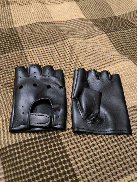 Универсальные  перчатки из искусственной кожи без пальцев для вождения