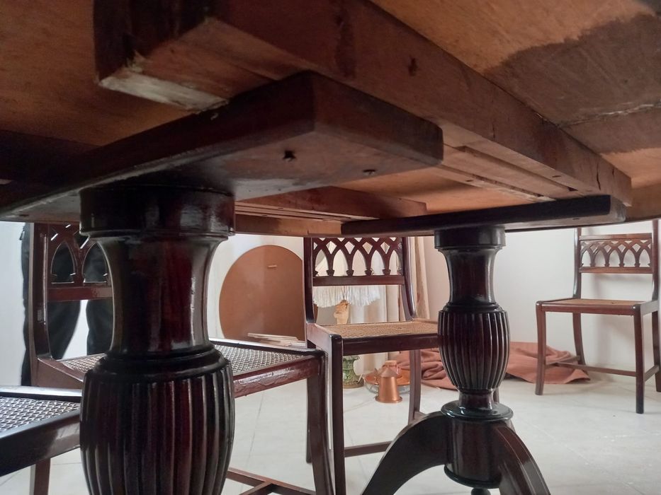 Mesa extensivel com 8 cadeiras