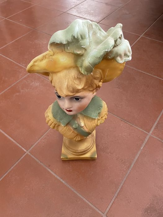 Busto de senhora em gesso.