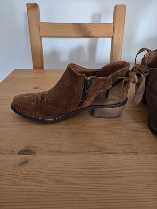 Botins em camurça castanha da XDK, tamanho 37