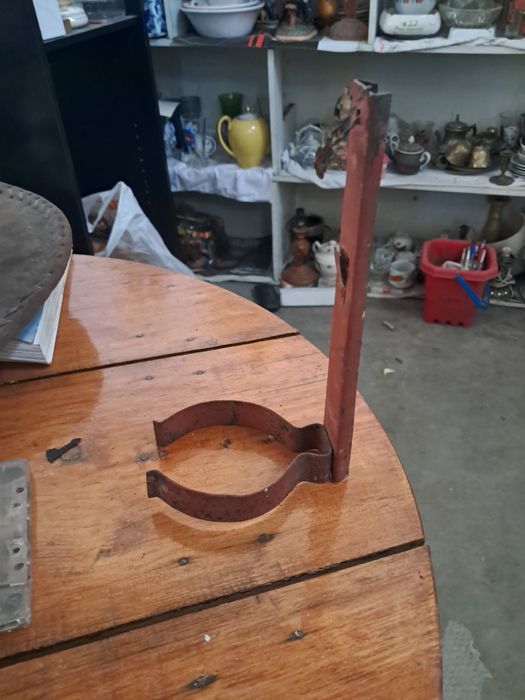 Suporte em ferro para lamparina,muito antigo