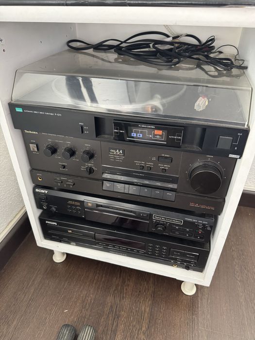 Rack com varios equipamentos