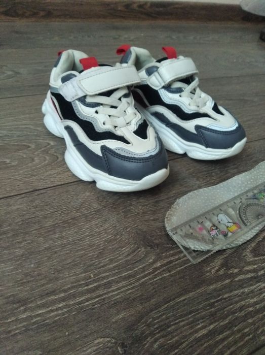 Кросівки для хлопчика  18.5 см стан хороший
