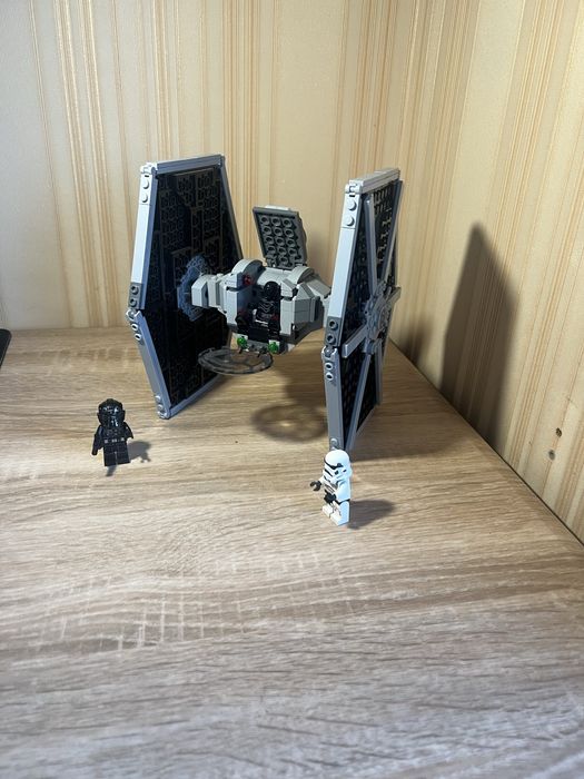 Продаються 2 набори лего: Конструктор LEGO® Botanicals Букет троянд (10328) та Конструктор LEGO Star Wars Імперський винищувач TIE (75300)