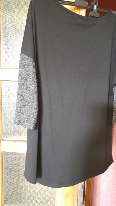 Туніка ,светр чорний спина колір чорний,спереді сірий з принто