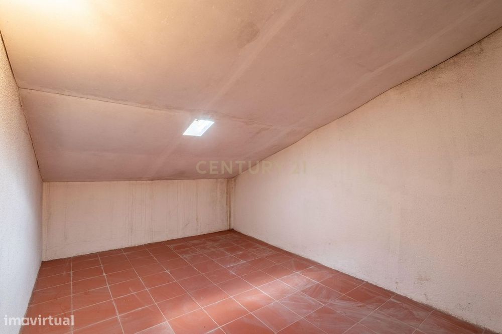 Apartamento T3 em Prior Velho com garagem