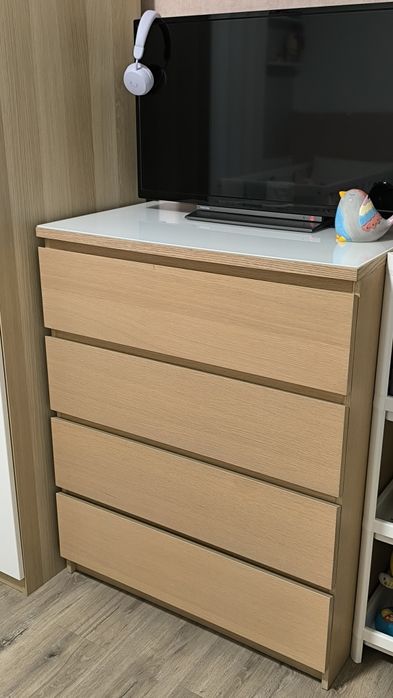 Cómodas e mesas de cabeceira IKEA